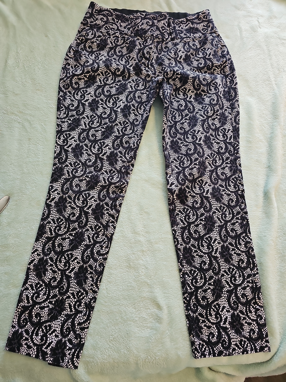 Black & White Patterned Straight-Leg Ankel Pants